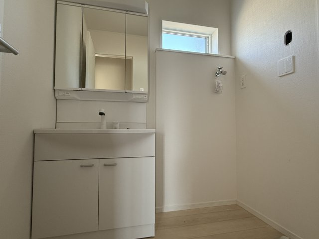 明石市大久保町八木新築戸建２号棟の独立洗面台