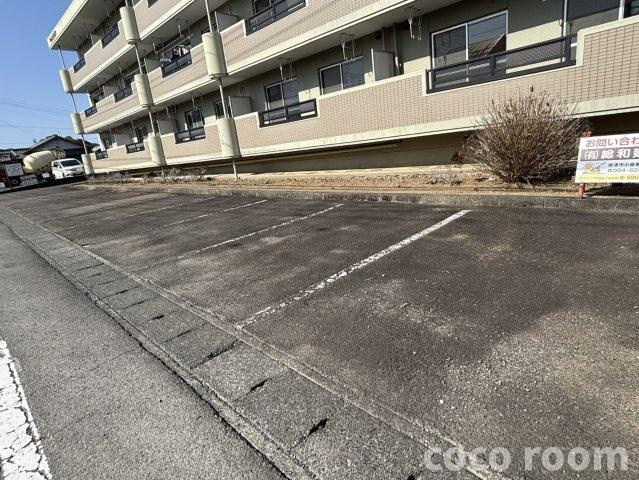 ウィステリアの駐車場