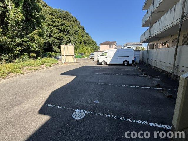 ウィステリアの駐車場