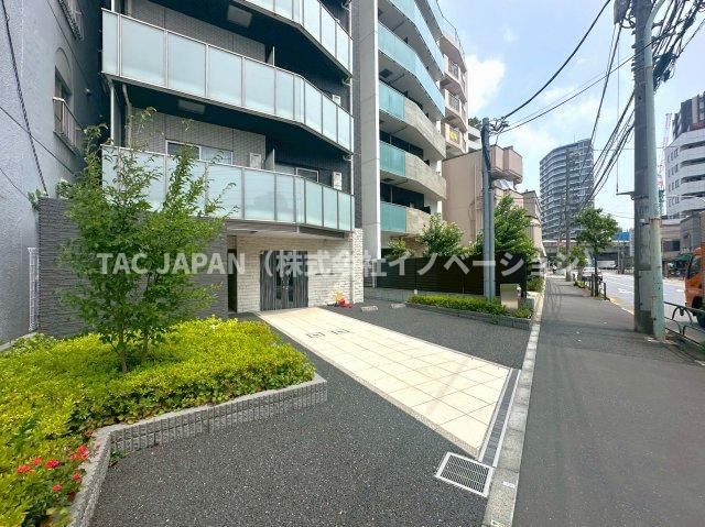 GROWS西日暮里の外観|【ペットと暮らせるマンション】
2016年9月竣工・GROWS西日暮里（RC造11階建・全29戸）。スタイリッシュな外観が築後約9年の時を経ても色褪せることなくその存在をアピールしています。