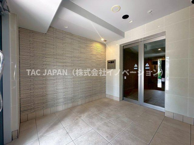 GROWS西日暮里のエントランス|お部屋から来訪者を確認できる「モニター付きオートロック」や便利な「宅配ボックス」を備えたエントランス。白を基調とした清潔感あるエントランスから管理状態に良さが伺えます。