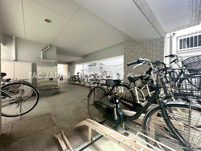 GROWS西日暮里の駐輪場|年額2400円（上段）～3600円（下段）にてご利用いただける駐輪場。マンションの1階部分なので雨にぬれず安心して駐輪できます。