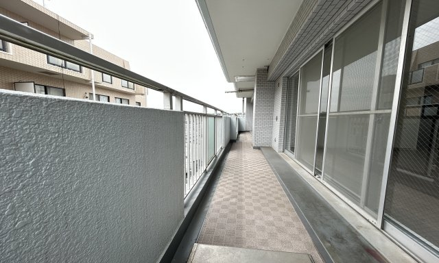 コスモ和田町 のバルコニー|広くワイドなスペースになっているので、一度にたくさんの洗濯物が干せそうですね♪