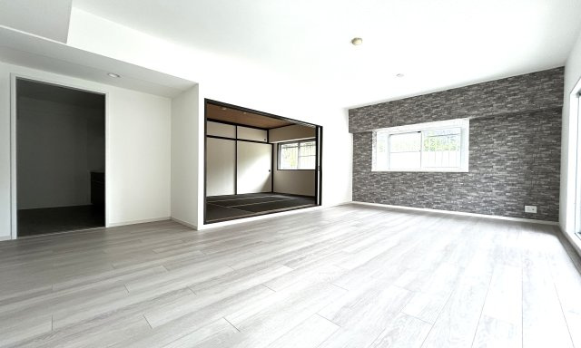 コスモ和田町 の居間・リビング|来客の際には、LDKと和室の間の扉を開けることで、開放感あふれる空間に！