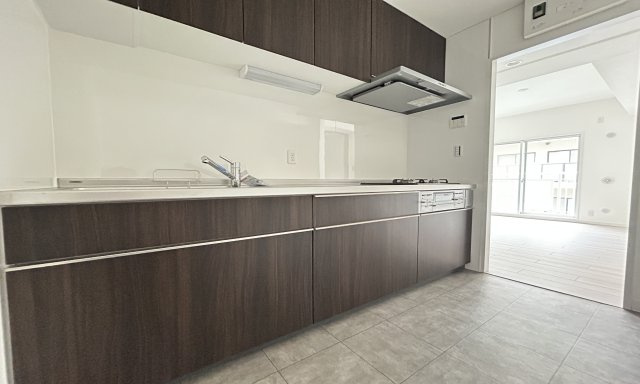 コスモ和田町 のキッチン|ご夫婦や親子での料理をする時間が楽しくなる使い勝手の良い、広いワークトップ♪