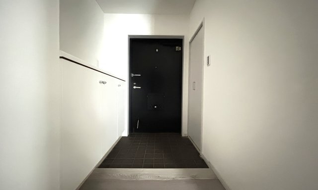 コスモ和田町 の玄関|落ち着いた雰囲気の使いやすそうな玄関ですね♪玄関横のシューズボックスも嬉しい設備です♪