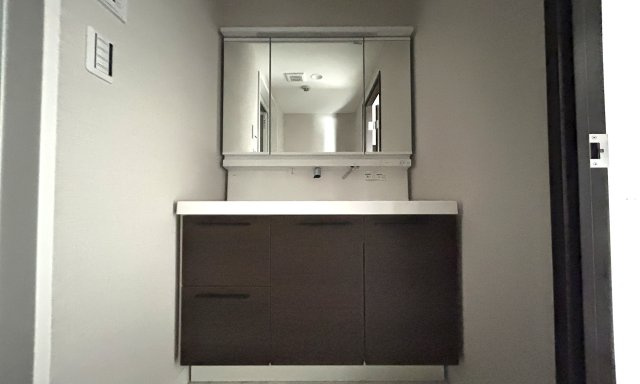 コスモ和田町 の独立洗面台|一日の始まりの朝、歯磨きをしたりメイクや髪をセットしたり・・・使いやすさが考えられた3面鏡です♪