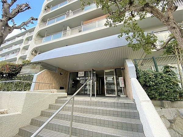 千里泉ヶ丘スカイハイツ北2号棟のエントランス
