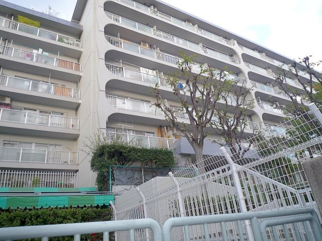 千里泉ヶ丘スカイハイツ北2号棟の外観