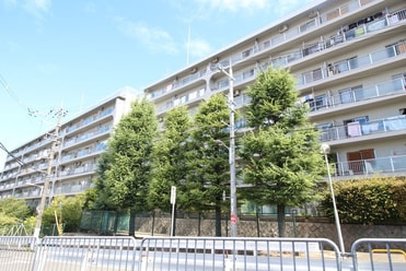 千里泉ヶ丘スカイハイツ北2号棟の外観