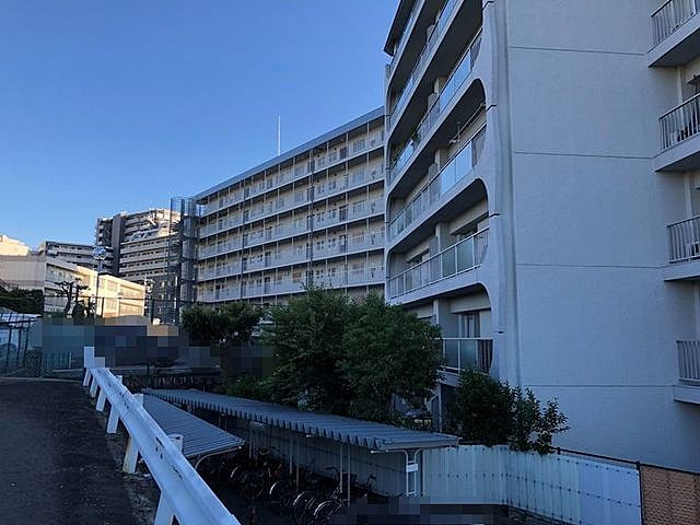 千里泉ヶ丘スカイハイツ北2号棟の外観