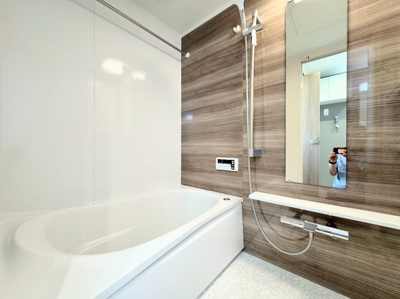 【浴室】 | ココス八重咲 | 【モデルハウス写真】
◆モダンデザインの空間が気持ちよさを高めてくれるバスルーム。すっきりとした清潔感の中に都会的なセンスが感じられ、心身をリフレッシュできる寛ぎを深めてくれるスペースです。