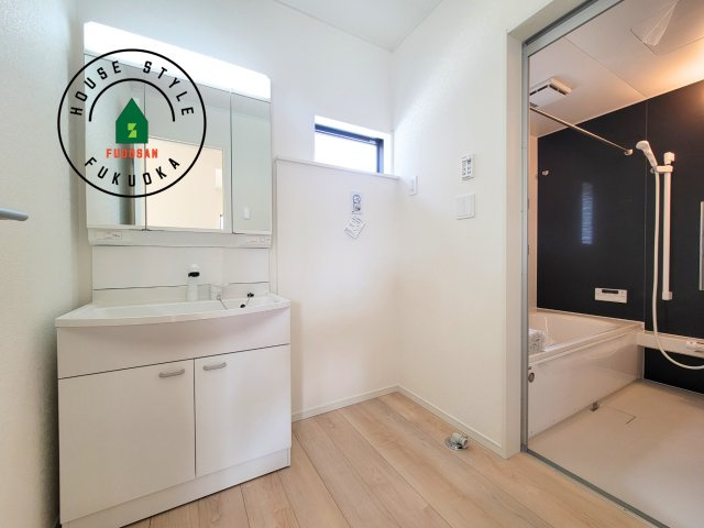 太宰府市高雄6丁目第3-2棟（1号棟）の脱衣所|ゆとりの洗面スペースで朝の身支度もスムーズに。暮らしを快適に変えるシャワー付洗面台です！