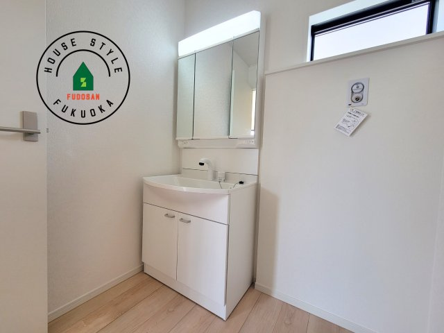 太宰府市高雄6丁目第3-2棟（1号棟）の独立洗面台|毎日使うものだから清潔な空間を保ちたい水回り。洗面にはそんな願いを解消させてくれる収納アイデアが満載です。三面鏡の裏側にはキャビネットが現れ小物から背の高い物まで収納できます。