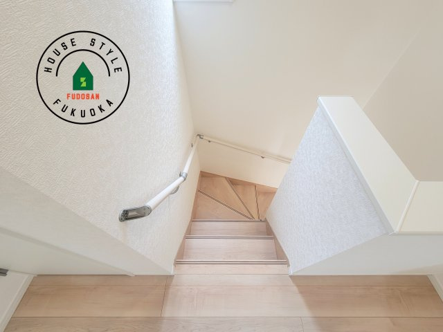 太宰府市高雄6丁目第3-2棟（1号棟）の内装|＜手すり付階段＞手すりがないと階段の昇り降りで危険なことはもちろん、壁に手をつきながら歩くことで壁紙が汚れやすくなります。すべての方に快適に昇り降りしていただくため、手すりを設置しました。