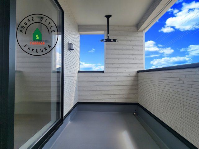 太宰府市高雄6丁目第3-2棟（1号棟）のバルコニー|風をしっかりと感じられるバルコニーでは、毎日が洗濯日和です。広々としているので洗濯も楽しくなるでしょうし、気分転換にバルコニーからの眺めを楽しむのもいいでしょう。