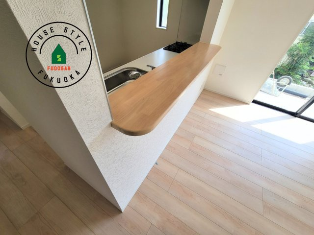 太宰府市高雄6丁目第3-2棟（1号棟）のダイニング|キッチンから立ち込める香りが今日の料理を期待させます。