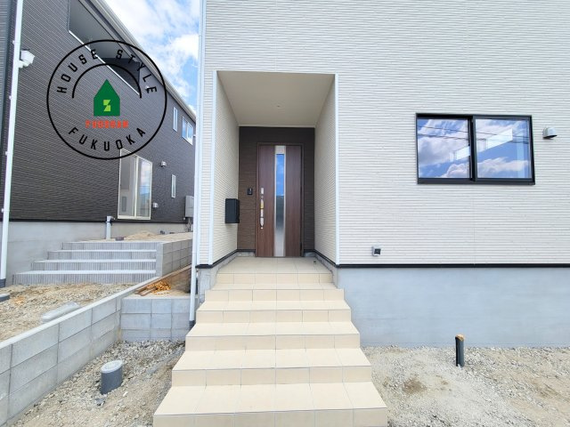 太宰府市高雄6丁目第3-2棟（1号棟）の玄関|おでかけの時も帰った時も、「我が家」を最初に感じでもらえる素敵な空間に。