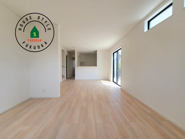 太宰府市高雄6丁目第3-2棟（1号棟）の居間・リビング|キッチンからリビングをしっかり確認できます。家族の笑顔があふれる空間になりそうですね。