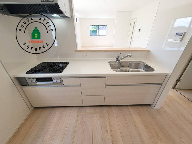 太宰府市高雄6丁目第3-2棟（1号棟）のキッチン|ご家族を近くに感じられる対面キッチンのLDK。会話もはずみそうですね。