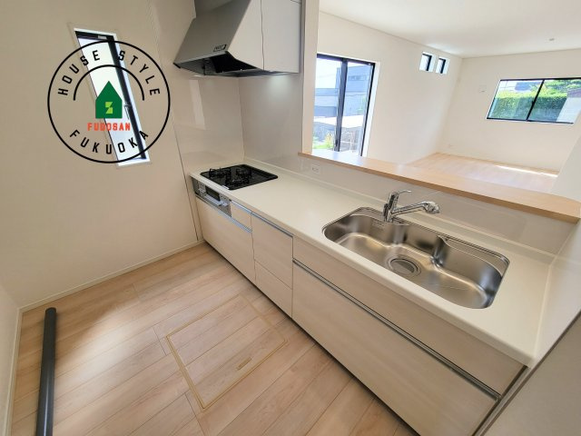 太宰府市高雄6丁目第3-2棟（1号棟）のキッチン|ダイニングテーブルへの配膳がラクラク、お料理はかどるカウンター付きシステムキッチン！