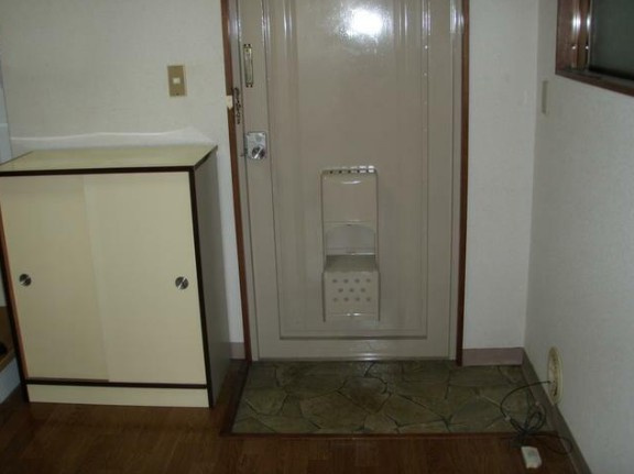 小林ビルの玄関
