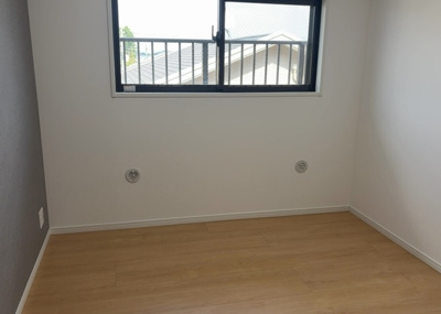 【洋室】 | ライオンズマンション古淵第２ | 洋室のメリットは重い家具が置きやすく、身の回りが整理しやすいことです。 床がフローリングのため畳とは異なり凹みにくいです。 クローゼットなど収納が豊富で、普段使わない旅行カバンや服の整頓も簡単にです。