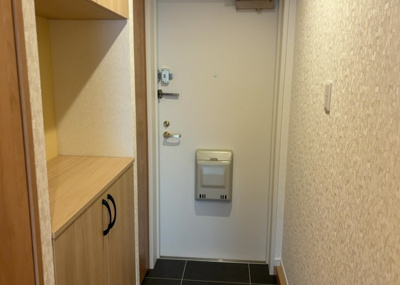 【玄関】 | ライオンズマンション古淵第２ | 玄関は家の顔でもあり、家族以外の目にも止まる場所です。玄関は外との間を仕切る扉、靴などをしまっておく収納スペース、靴脱ぎのたたきスペース、来客とのやり取りをするドアホンなど複数のアイテムからなります。