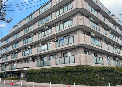 【現況写真】 | ライオンズマンション古淵第２ | 外観はマンション管理がされているかの目安になります。築年数が古いと、壁面は劣化してひび割れが生じることも！建物が古びていても細かいところが修繕されていると、きちんと管理されているなぁと感じるでしょう。