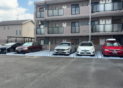 【駐車場】 | ライオンズマンション古淵第２ | 車一台あたりに必要なスペースは、標準サイズの普通自動車で横幅2m50cm、長さ5mは必要になります。ただし、乗降のことも考慮して横幅3m30cm、長さ5m50cmほどは確保できるところを選びましょう。