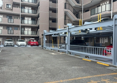 【駐車場】 | ライオンズマンション古淵第２ | 駐車場と明記されていても、最小スペースでつくられた駐車場だと大型車は駐車できなかったり、出入りしにくくなったりする可能性があります。お車のサイズと購入したい物件の駐車場のサイズを現地で確認しましょう。