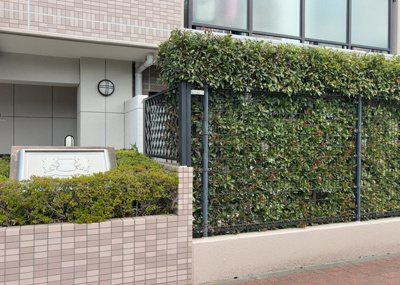 【庭】 | ライオンズマンション古淵第２ | 物件によっては、入居者が個人的に使用できる専用庭がついているものもあります。また、住宅の中にある土間の部分を庭と呼ぶこともあります。庭の用途は住む人によって変わり、それによってデザインもさまざまです。