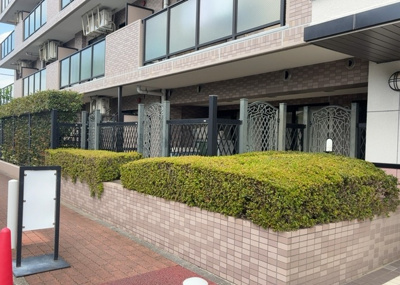 【中庭】 | ライオンズマンション古淵第２ | 中庭（パティオ）とは、一つの建築物の内部に設けられた、壁などで囲われている庭のことを指します。コの字型、ロの字型が主流ですが、L字型の中庭もあります。最近では、インテリア性の高さからも人気があります。