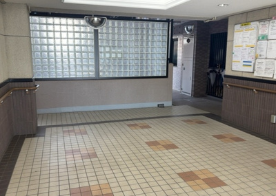 【ロビー】 | ライオンズマンション古淵第２ | ラウンジは、マンションの共用スペースに椅子やテーブルなどを配置した利用者が寛げる空間です。屋内型ラウンジと屋外型ラウンジがあります。共用部分の管理状況と合わせて、詳細については現地でご確認ください。