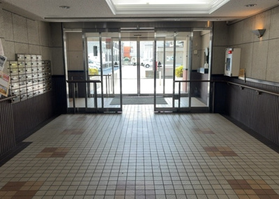 【ロビー】 | ライオンズマンション古淵第２ | ロビーというと、エントランスと何がちがうの？と思いますよね。実はロビーとエントランスには明確な決まりはありません。物件によっては、エントランスを入って広がるある程度の広さのある空間がロビーとなります。