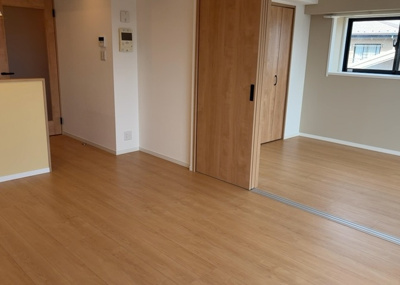 【居間・リビング】 | ライオンズマンション古淵第２ | 直線タイプはLとDKを一直線に並べた形で対面キッチンのタイプです。一般的なのでよく見かけるかもしれません。直線タイプに似た直接アイランドタイプは、キッチンとダイニングの間に壁がない分広く感じられます。