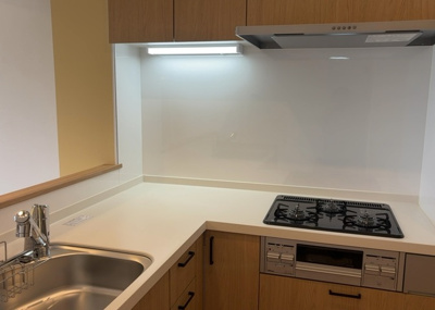 【キッチン】 | ライオンズマンション古淵第２ | 標準的なシステムキッチンの横幅は、165cm～300cm程度です。2100・2400・2550・2700などミリ単位で表記されます。普段どのように料理をするのかを想定しながら合ったサイズを選びましょう