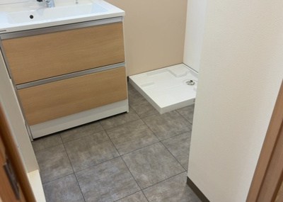 【脱衣所】 | ライオンズマンション古淵第２ | 洗面脱衣所は「体を綺麗に整える場所」という目的と役割を持っています。そして便利で使い勝手のいい「体を綺麗に整える場所」にするためには、配置や動線、照明や収納計画をしっかりと検討しておく必要があります。