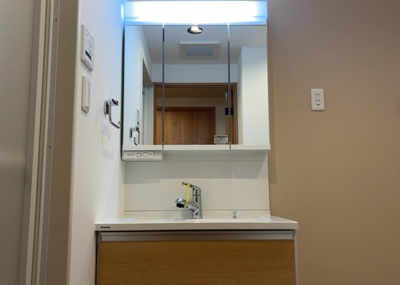 【独立洗面台】 | ライオンズマンション古淵第２ | 洗面化粧台では顔を洗ったり、身だしなみを整えることが本来の使い方ですが、用途によっては洗面化粧台に求められる機能が違ってくるため、ご自身や家族のライフスタイルに合ったものを選ぶことをおすすめ致します。