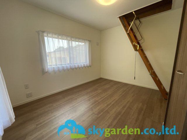 鎌倉市稲村ガ崎2丁目　中古戸建の寝室|広くて明るい寝室