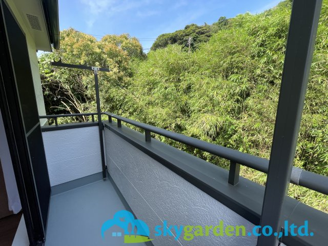 鎌倉市稲村ガ崎2丁目　中古戸建のバルコニー|木々の緑が目に優しい　バルコニー