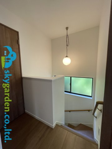 鎌倉市稲村ガ崎2丁目　中古戸建の内装|明るい色調の室内です