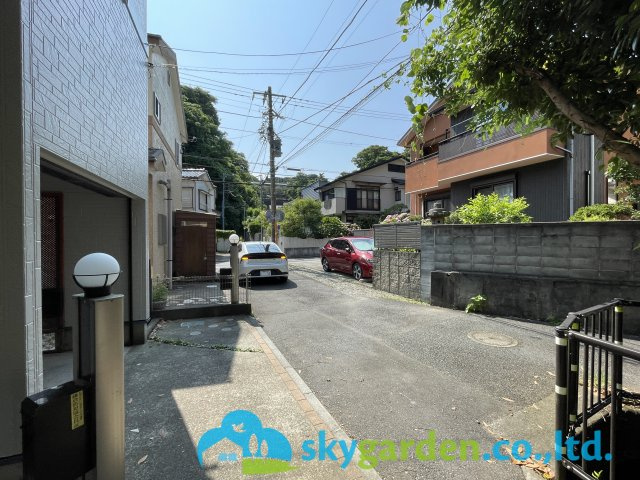 鎌倉市稲村ガ崎2丁目　中古戸建の前面道路含む現地写真