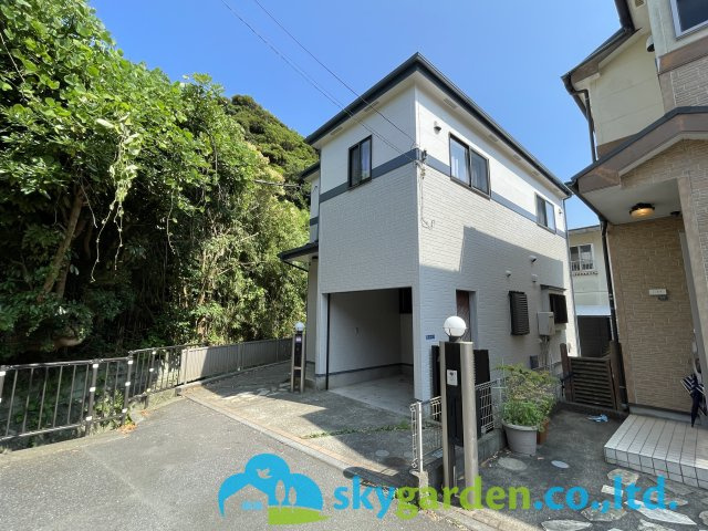 鎌倉市稲村ガ崎2丁目　中古戸建の前面道路含む現地写真|前面道路含む現地写真です