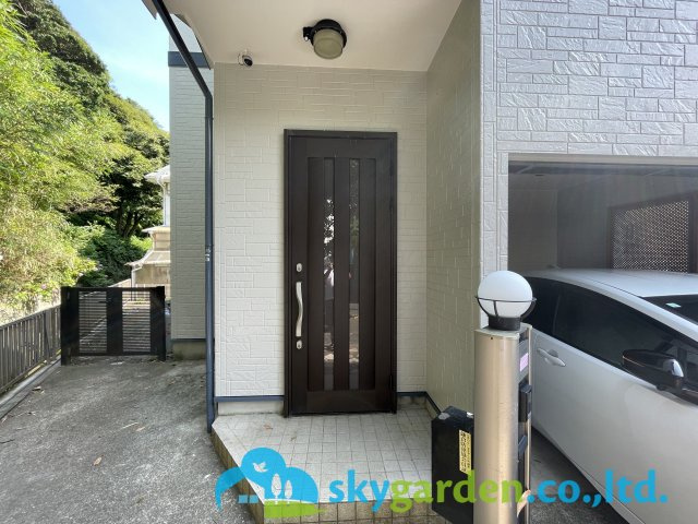 鎌倉市稲村ガ崎2丁目　中古戸建の玄関|玄関前の様子