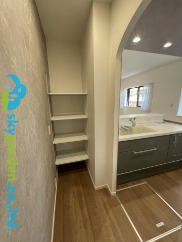 鎌倉市稲村ガ崎2丁目　中古戸建の収納|キッチン横のパントリー