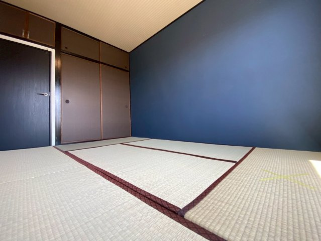 【価格改定】ハイム長岡A棟の和室|ネイビーのアクセントクロスが映える6帖の和室。
和モダンな雰囲気が魅力です(^^♪