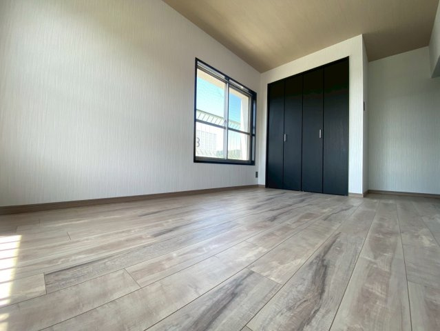 【価格改定】ハイム長岡A棟の洋室|主寝室にぴったりな約6.5帖の洋室。
ベッドを置いてもゆとりがございます。