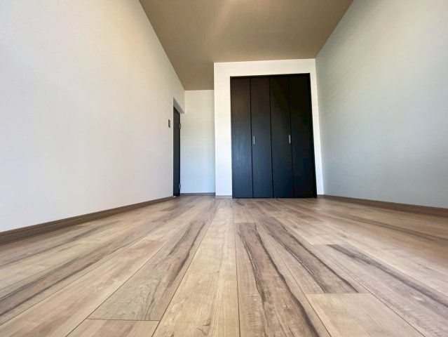 【価格改定】ハイム長岡A棟の洋室|約5帖の洋室は、バルコニーへ直接出られる便利なお部屋です。