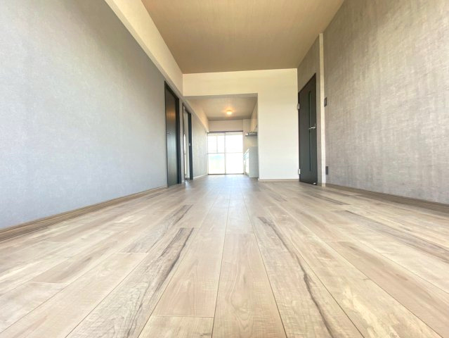 【価格改定】ハイム長岡A棟の居間・リビング|家族の会話が弾む、ちょうどいい広さのLDK（約13.5帖）